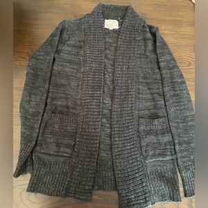 Cute staple- gray marled cardigan